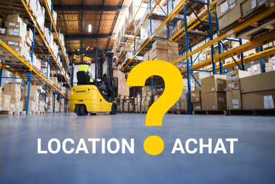 Cariste conduisant un chariot élévateur jaune dans un entrepôt bordé de rayonnages et de boîtes, avec la question “Location ou achat?”